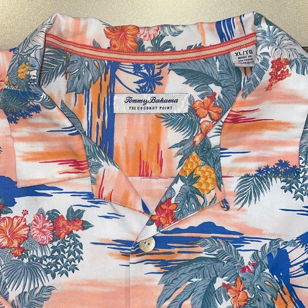 Tommy Bahama short sleeve button up shirt